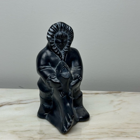 Vintage Black Inuit Seal Hunter Hollow Sculpture Signed Rilla 1981 - Picture 3 of 11
